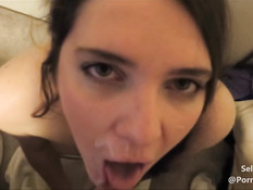 Сперма стекает по лицу и письке молодой брюнеточки с косичками