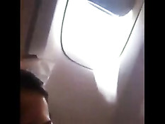 Смелая девушка мастурбирует киску и показывает грудь в самолёте