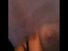 Смелая девушка мастурбирует киску и показывает грудь в самолёте