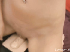 Худая девка с маленькой грудью прижимается киской к секс машине