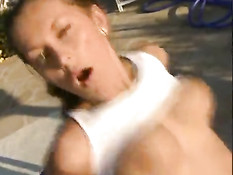 Горячая Sara Nice ебётся с бойфрендом на лежаке возле бассейна