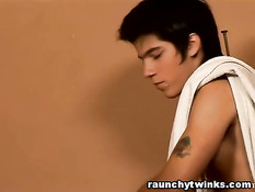 Молодой гей с пирсингом оттрахал в раздевалке своего бойфренда