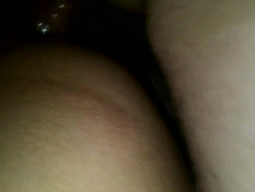 Пузатый гей в презервативе засадил член в очко своему приятелю