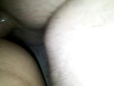 Пузатый гей в презервативе засадил член в очко своему приятелю