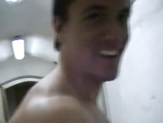 Молодой рабочий отсосал хуй голубому парню и встал в позу раком