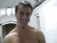 Молодой рабочий отсосал хуй голубому парню и встал в позу раком