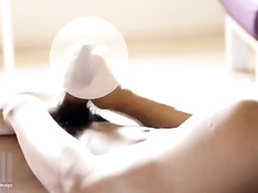 Таиландский голубой паренёк подрочил член в душе и на кровати