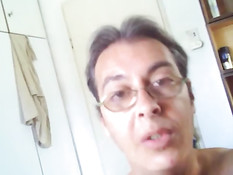 Пожилой гей в очках решил подрочить член и снять на видеокамеру