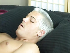 Голубые парни сосали друг у друга в позе 69 и ебались на кровати