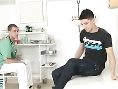 Молодой доктор гей отсосал у пациента пенис и оттрахал на койке