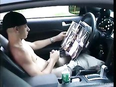 Гей в бейсболке подрочил свой хуй в машине и дал пососать другу