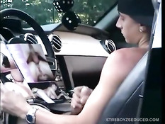 Гей в бейсболке подрочил свой хуй в машине и дал пососать другу