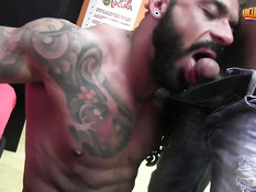 Бородатые татуированные геи целовались в губы и ебались в очко