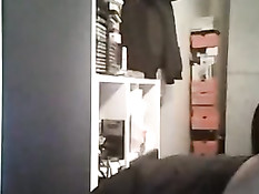 Молодой парень гей разделся и подрочил хуй в онлайн порно чате