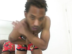 Кудрявый темнокожий гей ласкает обнажённое тело и дрочит член