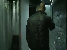 Возбуждённый молодой гей отсасывает у друга и подставляет очко