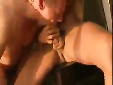 Возбуждённый молодой гей отсасывает у друга и подставляет очко