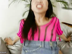 Узкоглазая россиянка оттрахала себя в киску и дала парню в попу