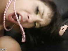 Двое парней ебут на диване русскую шатенку с маленькой грудью