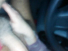 Латиноамериканская девка сосёт хуй, а парень снимает на телефон