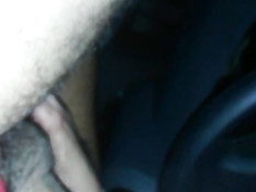 Латиноамериканская девка сосёт хуй, а парень снимает на телефон