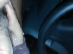 Латиноамериканская девка сосёт хуй, а парень снимает на телефон