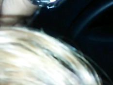 Латиноамериканская девка сосёт хуй, а парень снимает на телефон