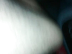 Латиноамериканская девка сосёт хуй, а парень снимает на телефон