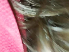 Латиноамериканская девка сосёт хуй, а парень снимает на телефон