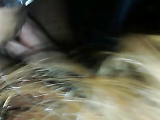 Латиноамериканская девка сосёт хуй, а парень снимает на телефон