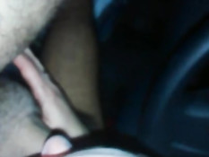 Латиноамериканская девка сосёт хуй, а парень снимает на телефон