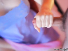 Рыжая девка в голубом платье отсосала и получила сперму на лицо