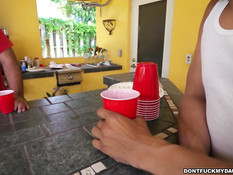 Брюнетка в стрингах Holly Hendrix сняла с парня шорты и отсосала