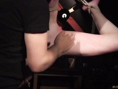 Отшлёпал связанную тёлку с маленькой грудью и заставил сосать