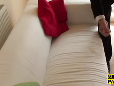 Мужик схватил за волосы и отъебал английскую шлюху в колготках