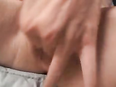 Строгая лесбиянка в латексном белье трахает блондинку страпоном