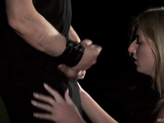 Мужик привязал блондинку к дереву в лесу и оттрахал вибратором