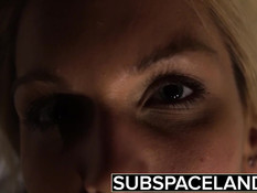 Высек по жопе привязанную к лестнице блондинку и дал отсосать