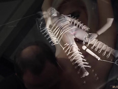 Он выпустил из клетки рабыню Candee Licious и отхлестал плетью