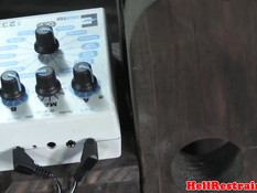 Привязанную к трубе брюнетку секут плёткой и трахают вибратором