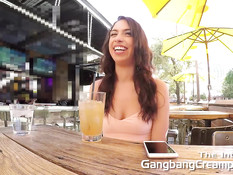 Брюнетку с пирсингом пупка заполнили спермой на ганг банг оргии