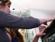 Молодая пианистка занимается лесби сексом с преподавательницей