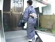 Любовник ласкает грудь неверной японской жене и трахает раком