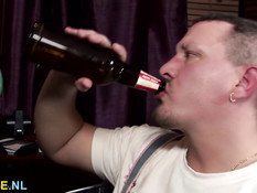 Худая светловолосая дамочка оттрахана парнем в пизду и задницу