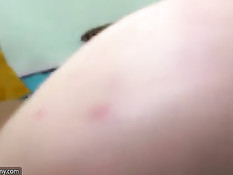 Зрелая лесби блондинка оттрахала страпоном молодую брюнеточку