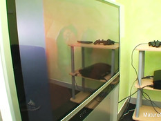 Тётка в очках увидела что паренёк смотрит порно и захотела секса