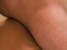 Мужчина смазал попу подружки кремом и вставил в неё свой пенис