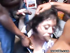 Зрелая сисястая брюнетка в чёрных чулках ебётся с двумя неграми