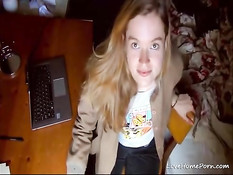 Милая блондинка раздевается и ласкает волосатую киску за столом