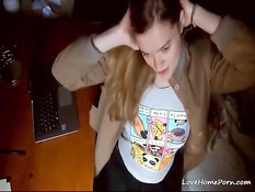 Милая блондинка раздевается и ласкает волосатую киску за столом